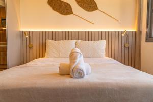 ein Schlafzimmer mit einem Bett und einem Handtuch darauf in der Unterkunft Tempo The Arch - Bela Vista, Auxiliadora, Apartamentos em Porto Alegre in Porto Alegre + 57 Fotos