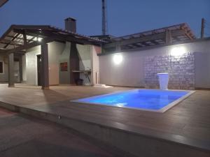 ein großer Pool in der Mitte eines Gebäudes in der Unterkunft Casa Com Piscina Pertinho Do Mar Em Capão Da Canoa in Capão da Canoa