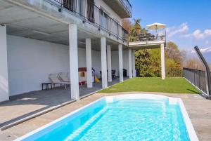 La alberca dentro o cerca de Perla del Lago