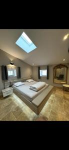 sypialnia z dużym łóżkiem i oknem dachowym w obiekcie Maison ou chambres a louer place de L'Esplan w mieście Saint-Paul-Trois-Châteaux