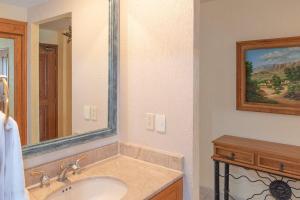 ein Badezimmer mit Waschbecken und Spiegel in der Unterkunft Sonoran Spa N301 in Campo del Medio + 9 Fotos