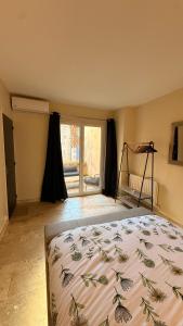 sypialnia z łóżkiem w pokoju z oknem w obiekcie Maison ou chambres a louer place de L'Esplan w mieście Saint-Paul-Trois-Châteaux +11 zdjęć