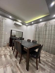 une salle à manger avec une table, des chaises et un miroir dans l'établissement شيراتون للخدمات الفندقيه الفاخره, au Caire