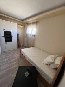 - une petite chambre avec un lit et une porte dans l'établissement شيراتون للخدمات الفندقيه الفاخره, au Caire