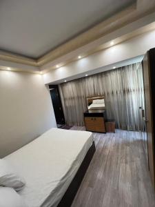 une chambre avec un lit et un bureau dans l'établissement شيراتون للخدمات الفندقيه الفاخره, au Caire 4 autres photos