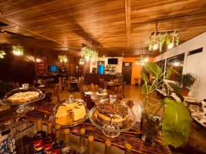 Habitación doble, Hotel Aurora Inn, Nuevo Arenal في نويفو أرينال: غرفة بها العديد من أطباق الطعام على طاولة +6 صور