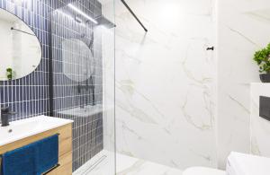 Koupelna v ubytování SkyTravel 77 Apartament Pileckiego Nowy Dwór Mazowiecki Airport Modlin 24H