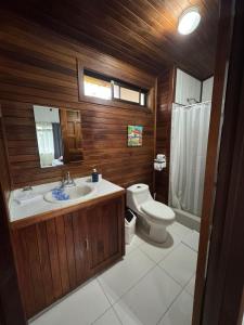 Habitación doble, Hotel Aurora Inn, Nuevo Arenal في نويفو أرينال: حمام مع حوض ومرحاض