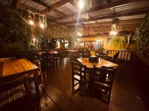 Habitación doble, Hotel Aurora Inn, Nuevo Arenal في نويفو أرينال: مطعم بطاولات خشبية وكراسي واضاءات
