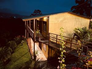 Habitación doble, Hotel Aurora Inn, Nuevo Arenal في نويفو أرينال: منزل على السطح سطح كبير