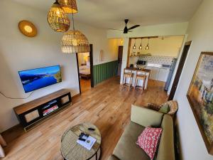 Warm 2BHK with Scenic Mangrove View in Candolim Goa في كاندوليم: غرفة معيشة مع أريكة وطاولة