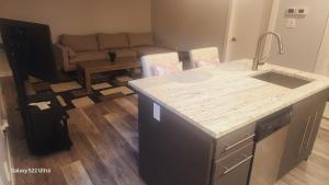 Kuchyň nebo kuchyňský kout v ubytování One bedroom self contain