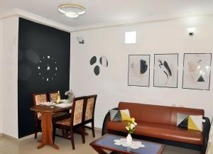 a living room with a couch and a table at Petit Nid Douillet à Etoudi in Yaoundé