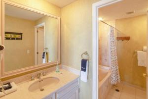 een badkamer met een wastafel en een douche bij Sonoran Spa W608 in Campo del Medio +5 foto's