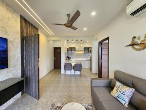 Η κουζίνα ή μικρή κουζίνα στο Luxury 2BHK Nature Retreat in Candolim with Pool Access, Nature Views & Fully Equipped Kitchen