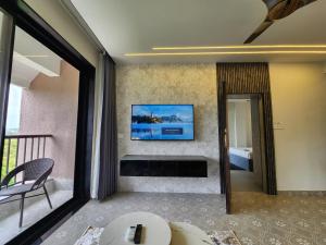 Μια τηλεόραση ή/και κέντρο ψυχαγωγίας στο Luxury 2BHK Nature Retreat in Candolim with Pool Access, Nature Views & Fully Equipped Kitchen