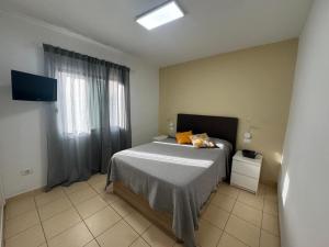 ein Schlafzimmer mit einem Bett und einem Fenster in der Unterkunft Parque Don José 189 in Arona