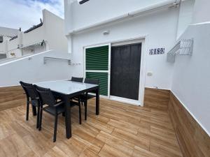 ein Esszimmer mit einem schwarzen Tisch und Stühlen in der Unterkunft Parque Don José 189 in Arona + 3 Fotos