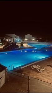 ein großer blauer Pool in der Nacht in der Unterkunft Parque Don José 189 in Arona