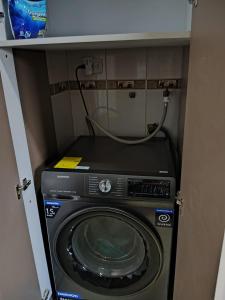 a washer and dryer in a small room at Torre Imperial Apartamento in Maracay