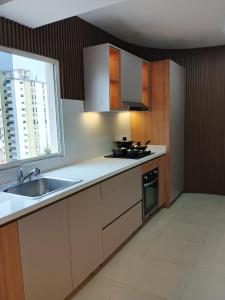 a kitchen with a sink and a stove at Torre Imperial Apartamento in Maracay