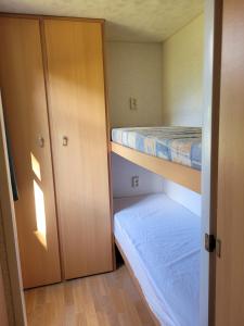 Postel nebo postele na pokoji v ubytování Stacaravan 6 persoons - Camping Le Soustran