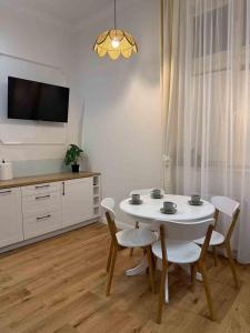 Μια τηλεόραση ή/και κέντρο ψυχαγωγίας στο Apartament Antresola