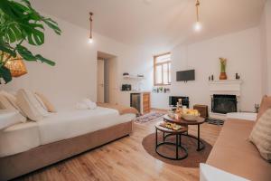 Khu vực ghế ngồi tại Fireplace Escape