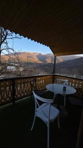 迪利然Penthouse 2 , apartment with 2 bedrooms的阳台上的桌子和椅子，可以欣赏美景 更多5张照片