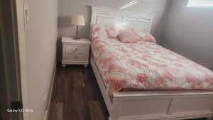 Postel nebo postele na pokoji v ubytování One bedroom self contain