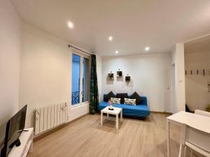 TV a/nebo společenská místnost v ubytování Neuilly sur Marne, charmant 2 pièces au centre ville + 6 fotografií