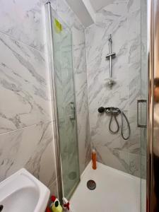 Koupelna v ubytování Neuilly sur Marne, charmant 2 pièces au centre ville