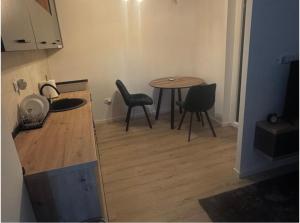 eine Küche mit einem Tisch und Stühlen und einem Tisch und einem Tisch in der Unterkunft Apartman Nina in Foča