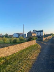 米尔敦马尔贝Station House Accommodation的道路一侧的挡墙