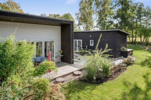 Κήπος έξω από το Newly Built Architect-Designed House By The Sea +14 φωτογραφίες