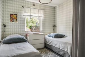 Ένα ή περισσότερα κρεβάτια σε δωμάτιο στο Newly Built Architect-Designed House By The Sea