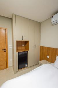 Habitación con cama y cocina con microondas. en Nexus Hostel, en Hurghada 54 fotos más