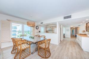 une cuisine et une salle à manger avec une table et des chaises dans l'établissement Clearwater Vista, à Clearwater Beach