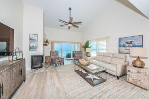un salon avec un canapé et une table dans l'établissement Clearwater Vista, à Clearwater Beach