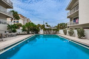 une piscine à l'eau bleue dans un immeuble dans l'établissement Clearwater Vista, à Clearwater Beach