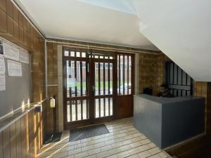 约翰内斯堡Bates Motel的坐在办公室桌子上的男人