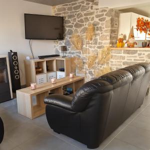 Posezení v ubytování Gîte cosy avec jardin à Cerfontaine près du Barrage de l Eau d Heure