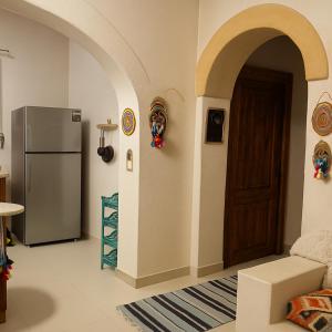 锡瓦Siwa Spot的一间带冰箱和门的客厅