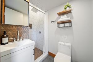 une salle de bain avec un lavabo et des toilettes dans l'établissement Basecamp Lodge, à Mont Shasta 50 autres photos