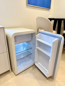 einem leeren Kühlschrank mit offener Tür in der Küche in der Unterkunft Golden Prestige Serenity & Elegance in Chenôve
