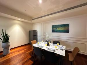 jadalnia ze stołem z krzesłami i lodówką w obiekcie Seaview stay at Cinnamon Life Residence - City of Dreams w Kolombo