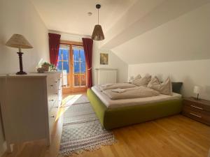 Ένα ή περισσότερα κρεβάτια σε δωμάτιο στο Chalet Bergsonne