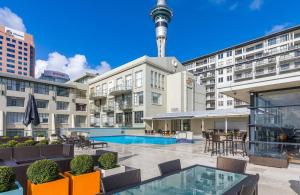 Πισίνα στο ή κοντά στο City life Skytower view with Balcony Famliy Retreat