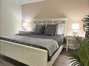 En eller flere senge i et værelse på Family Home 20 min Disney 4BR Heated Pool BBQ + 90 billeder