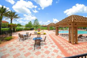 Swimmingpoolen hos eller tæt på Family Home 20 min Disney 4BR Heated Pool BBQ